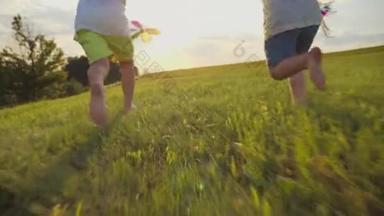 日出时分，未知的女孩和男孩在绿茵的草地上奔跑